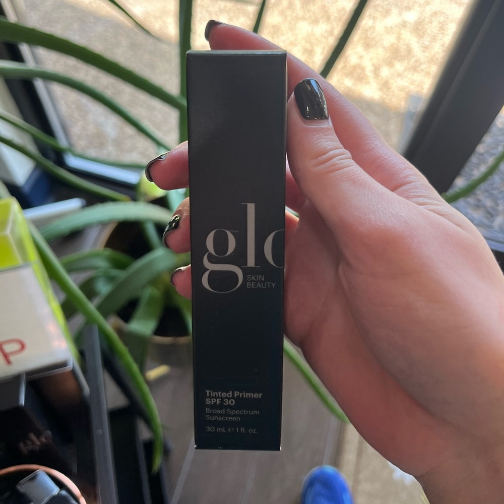 Glo tinted primer in shade light